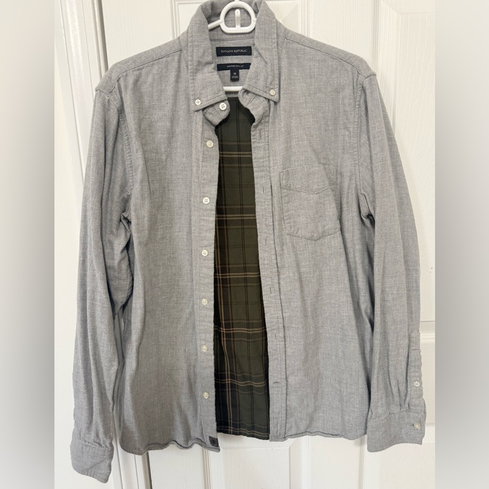 Banana Republic Men’s Gray Button Down Shirt Size M